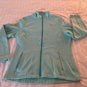 Sporty meets feminine - on or off the slopes